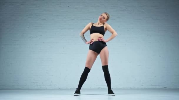 ダンススタジオで暖まる美しいトークダンサー — ストック動画