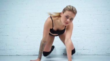 Çekici twerk dansçısı kamerada hareket ediyor.