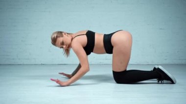 Yerde kıvranan seksi kadının yan görünüşü