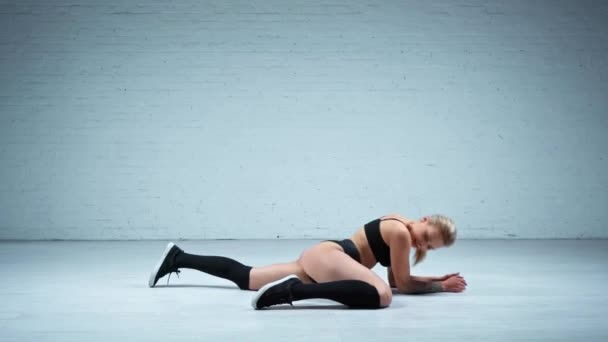 Sexy Vrouw Dansen Twerk Witte Achtergrond — Stockvideo
