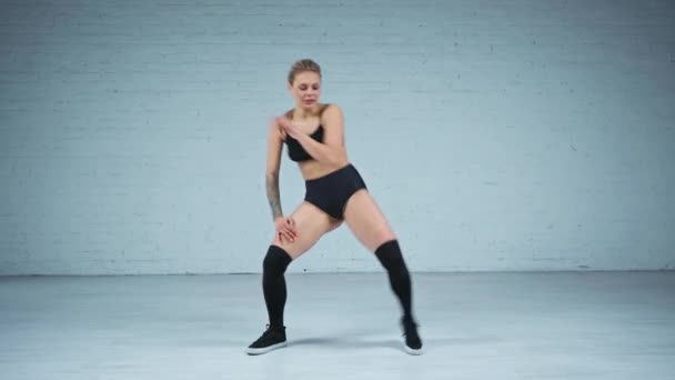 Mooie Twerk Danser Bewegen Witte Achtergrond — Stockvideo