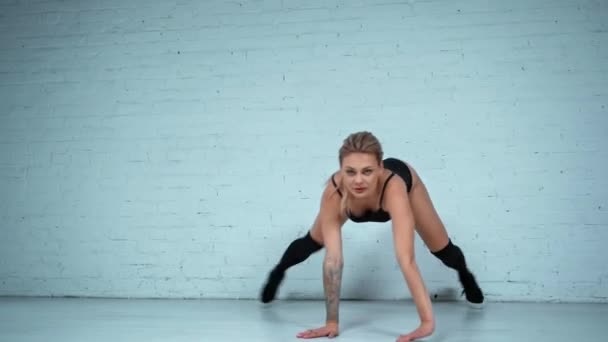 Schöne Frau Tanzt Twerk Auf Dem Boden — Stockvideo
