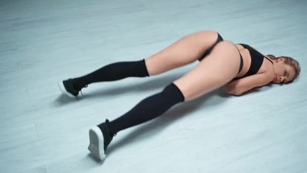 Σέξι Χορεύτρια Twerk Εξάσκηση Στο Πάτωμα — Αρχείο Βίντεο