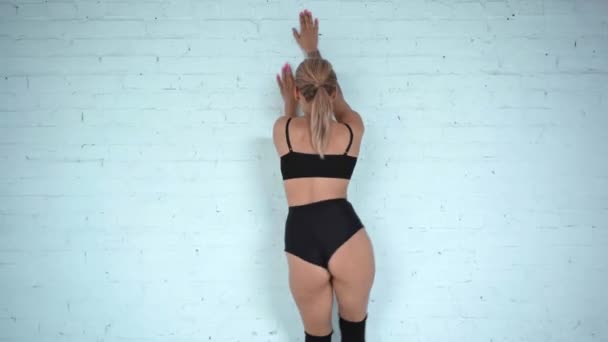 Mulher Sexy Dançando Twerk Lado Parede Branca — Vídeo de Stock