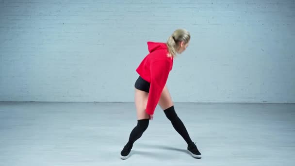Сексуальна Танцівниця Twerk Розігрівається Перед Тренуванням Білому Тлі — стокове відео