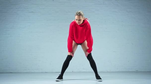 Beyaz Arka Plandaki Eğitimden Önce Kırmızı Bluzlu Twerk Dansçısı Esniyor — Stok video