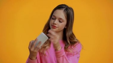 Genç kız selfie çekiyor ve gülümsüyor.