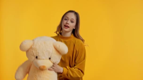 Adolescente Sorrindo Dançando Com Brinquedo Isolado Amarelo — Vídeo de Stock