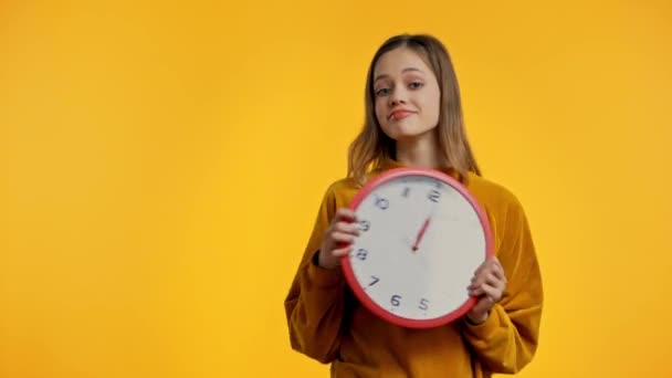 Leende Tonåring Dans Med Klockan Isolerad Gul — Stockvideo