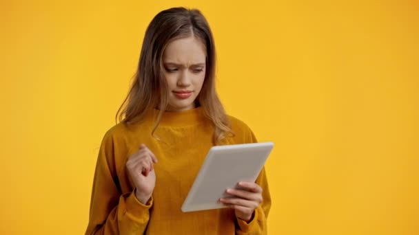 Подросток Использующий Цифровой Планшет Изолированный Желтый — стоковое видео