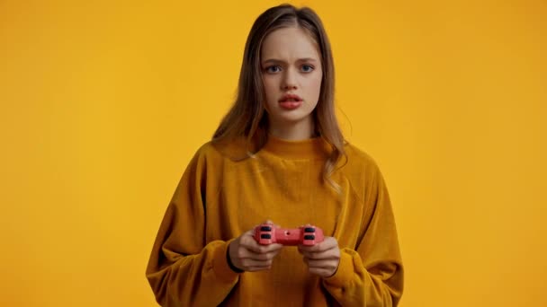 Kyiv Ucrania Octubre 2019 Adolescente Jugando Videojuegos Aislado Amarillo — Vídeos de Stock