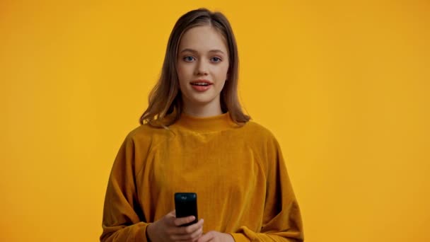 Adolescente Usando Mando Distancia Aislado Amarillo — Vídeo de stock