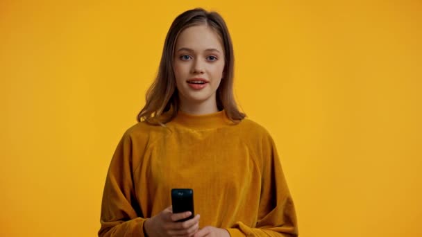 Adolescente Con Telecomando Isolato Giallo — Video Stock