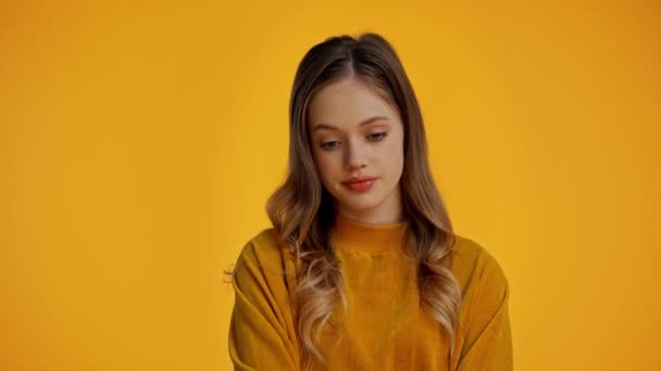 Шокований Підліток Показує Знак Ідеї Ізольований Жовтому — стокове відео