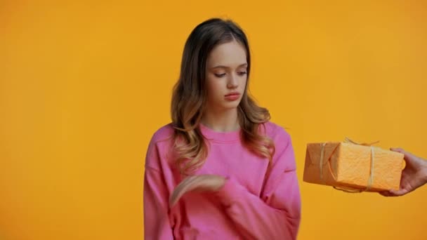 Adolescente Rejeitando Presente Brinquedo Isolado Amarelo — Vídeo de Stock