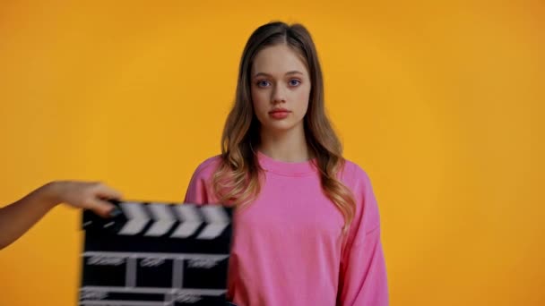 Vue Recadrée Femme Aide Clapboard Adolescent Dansant Isolé Sur Jaune — Video