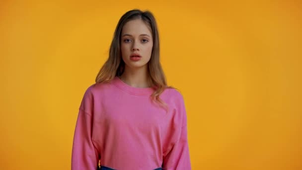 Vue Recadrée Femme Aide Clapboard Adolescent Posant Isolé Sur Jaune — Video