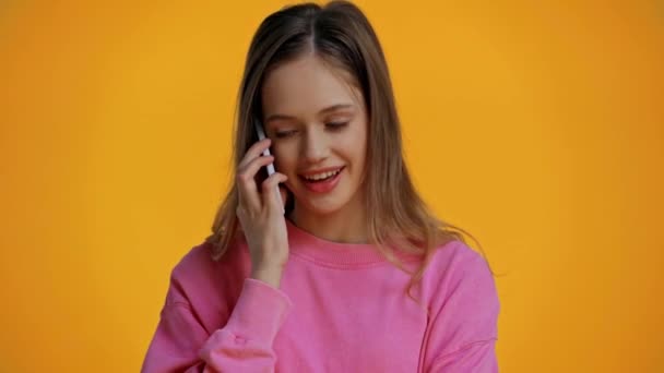 Adolescente Sorrindo Falando Smartphone Isolado Amarelo — Vídeo de Stock