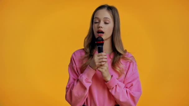 Adolescente Sonriente Hablando Con Micrófono Aislado Amarillo — Vídeos de Stock
