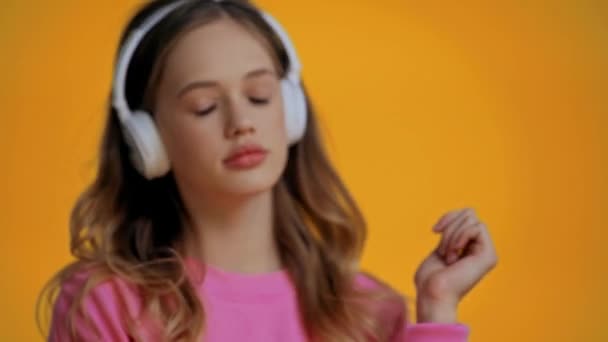 Adolescente Escuchando Música Bailando Aislado Amarillo — Vídeo de stock