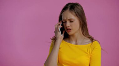 Pembe üzerine izole edilmiş akıllı telefondan konuşan genç.