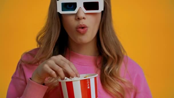 Adolescente Viendo Película Comer Palomitas Maíz Aislado Amarillo — Vídeos de Stock