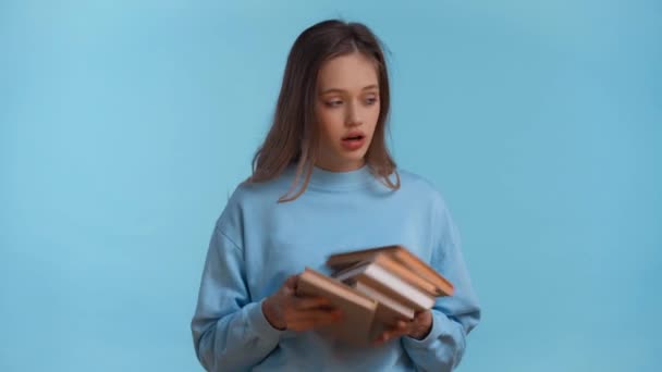 Adolescente Che Tiene Libri Isolati Blu — Video Stock