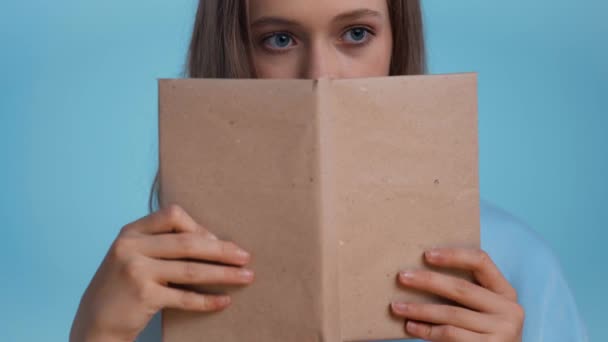 神圣的青少年阅读蓝色孤立的书 — 图库视频影像