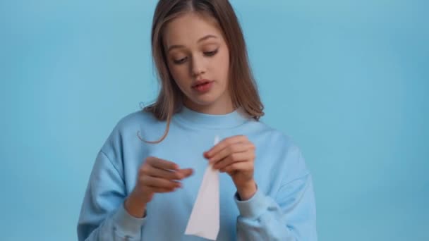 Usmívající Teenager Hrát Papírem Letadlo Izolované Modré — Stock video