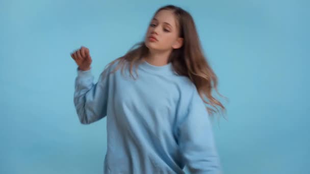 Adolescent Dansant Souriant Isolé Sur Bleu — Video