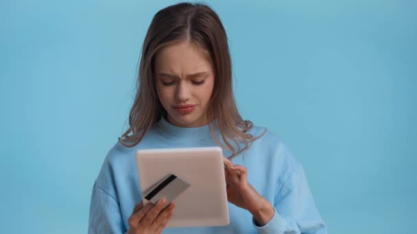 Adolescente Usando Gadget Segurando Cartão Crédito Isolado Azul — Vídeo de Stock