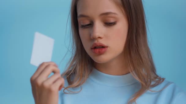 Přemýšlivý Teenager Drží Kreditní Kartu Izolované Modré — Stock video
