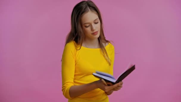 Tiener Schrijven Notebook Geïsoleerd Roze — Stockvideo