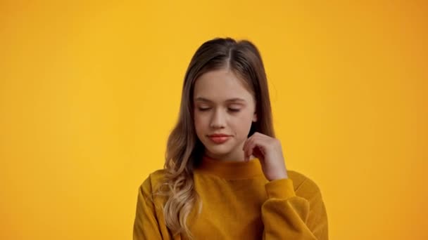 Adolescente Posando Mirando Cámara Aislada Amarillo — Vídeo de stock