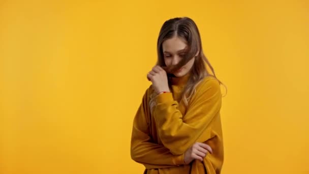 Adolescente Bailando Sobresaliendo Lengua Aislada Amarillo — Vídeo de stock