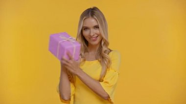 Gülümseyen kadın hediyesini sarıya boca etti.