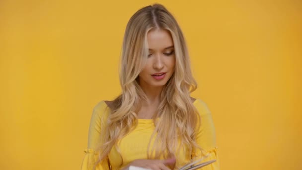 Mulher Lendo Livro Sorrindo Isolado Amarelo — Vídeo de Stock