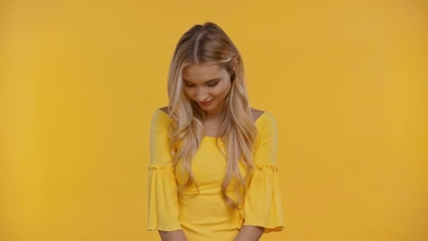 Mujer Sonriente Mirando Cámara Aislada Amarillo — Vídeos de Stock