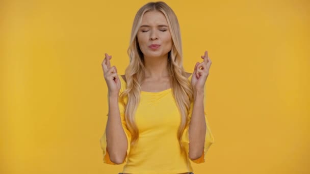 Mujer Preocupada Con Los Dedos Cruzados Aislados Amarillo — Vídeos de Stock