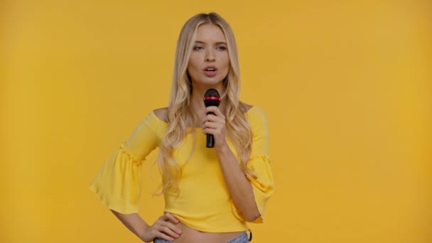 Mujer Hablando Señalando Con Dedo Aislado Amarillo — Vídeo de stock