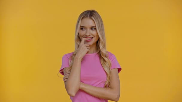 Mujer Soñadora Sonriente Con Brazos Cruzados Aislados Amarillo — Vídeos de Stock