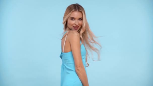 Usmívající Žena Foukání Vzduch Polibek Izolované Modré — Stock video