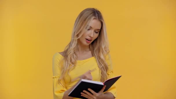 Mulher Sorridente Escrevendo Caderno Isolado Amarelo — Vídeo de Stock