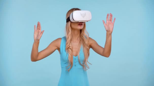 Geschokte Vrouw Met Virtual Reality Headset Geïsoleerd Blauw — Stockvideo