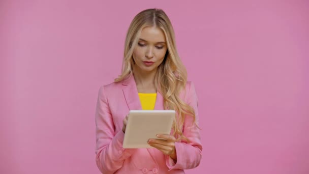 Mujer Usando Tableta Digital Aislada Rosa — Vídeo de stock