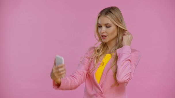 Mulher Sorrindo Tomando Selfie Isolado Rosa — Vídeo de Stock