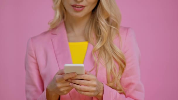 Bijgesneden Beeld Van Vrouw Met Behulp Van Smartphone Geïsoleerd Roze — Stockvideo