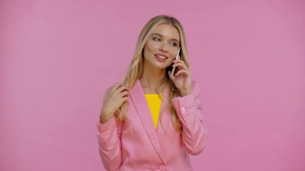 Leende Kvinna Talar Smartphone Isolerad Rosa — Stockvideo