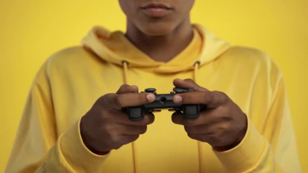 Kyiv Ucrania Octubre 2019 Vista Recortada Adolescentes Afroamericanos Jugando Videojuegos — Vídeos de Stock