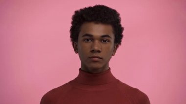 Amerika 'lı Afro-Amerikan ergenler pembe palmiye üzerinde soyutlanmış olarak görünüyor. 